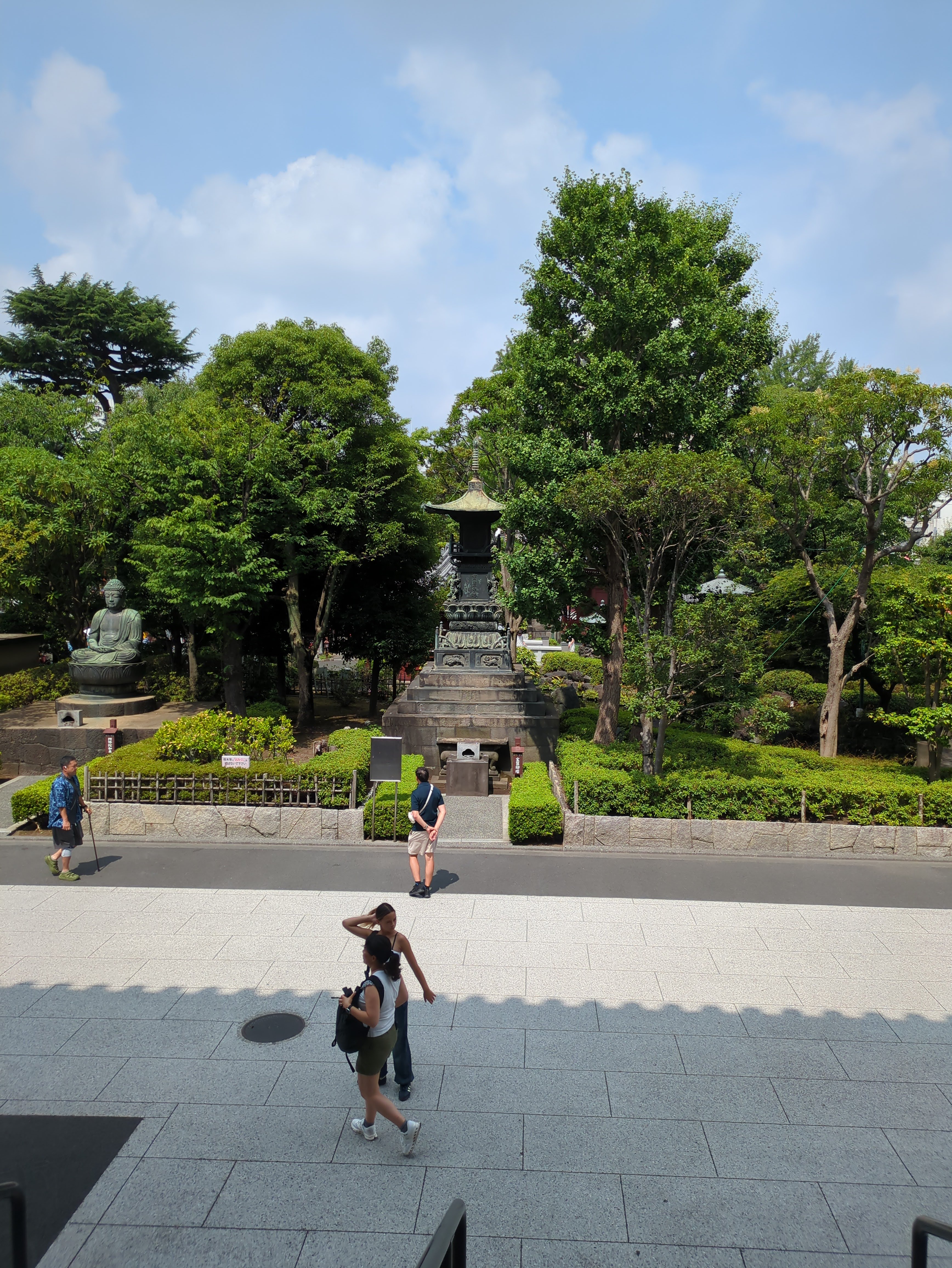 Figure 9: 宝篋印塔与阿弥陀如来铜像