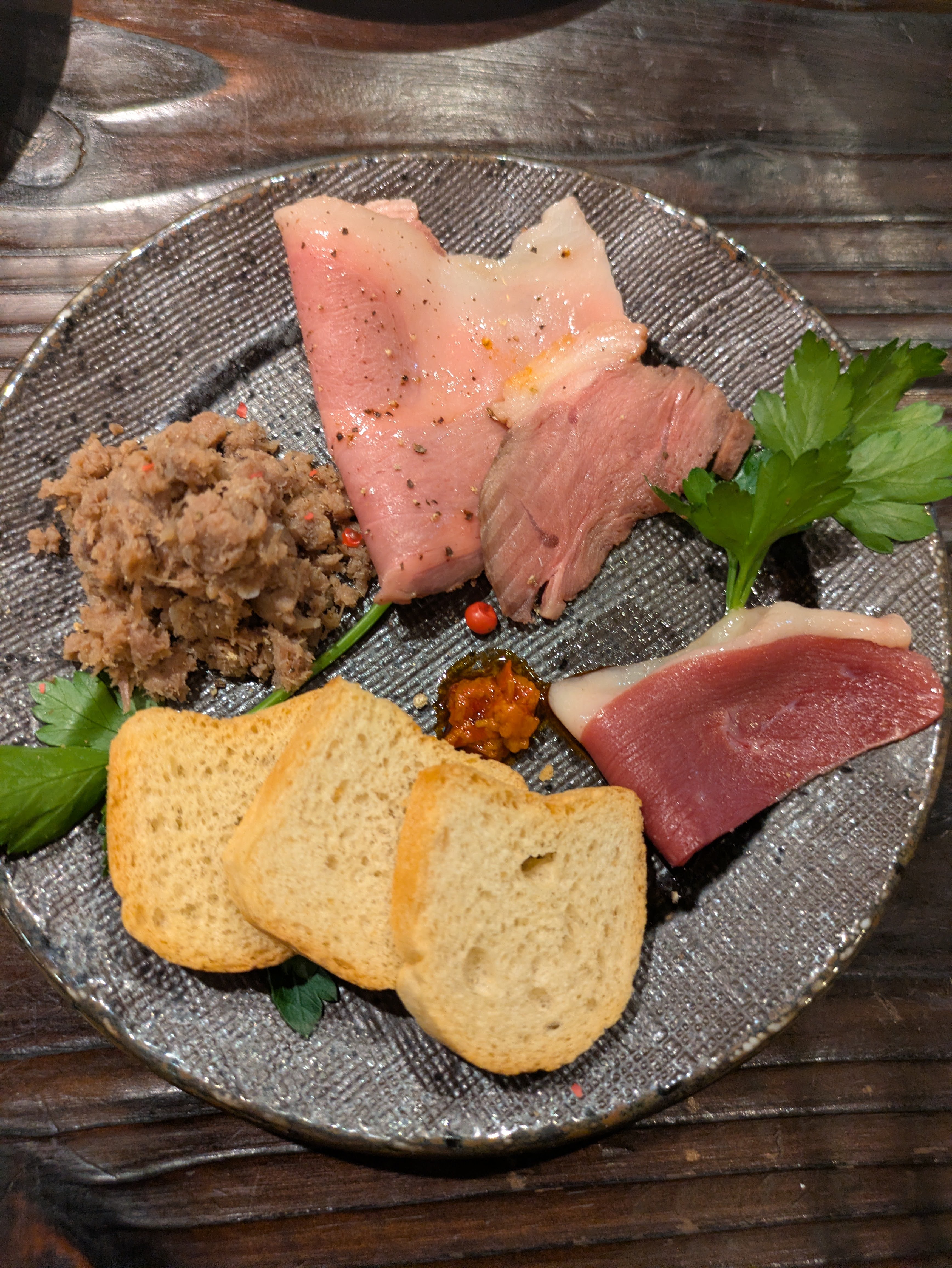 Figure 3: 鸭肉和羌肉（上方较白的那块），羌也是鹿科的动物，真是难为翻译了，幸好我们可以搜图沟通