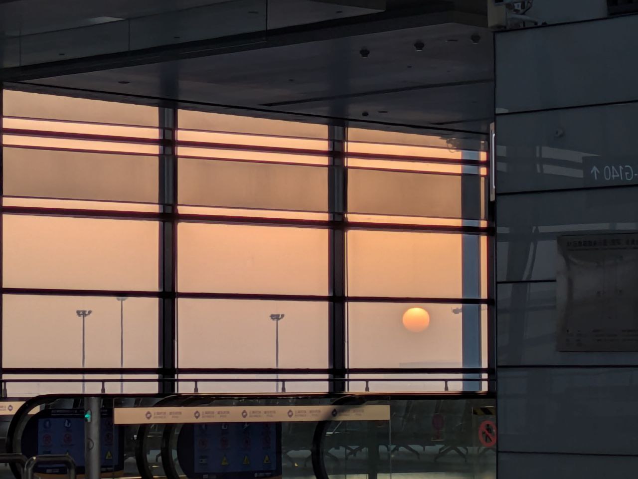 Figure 1: 浦东机场日出