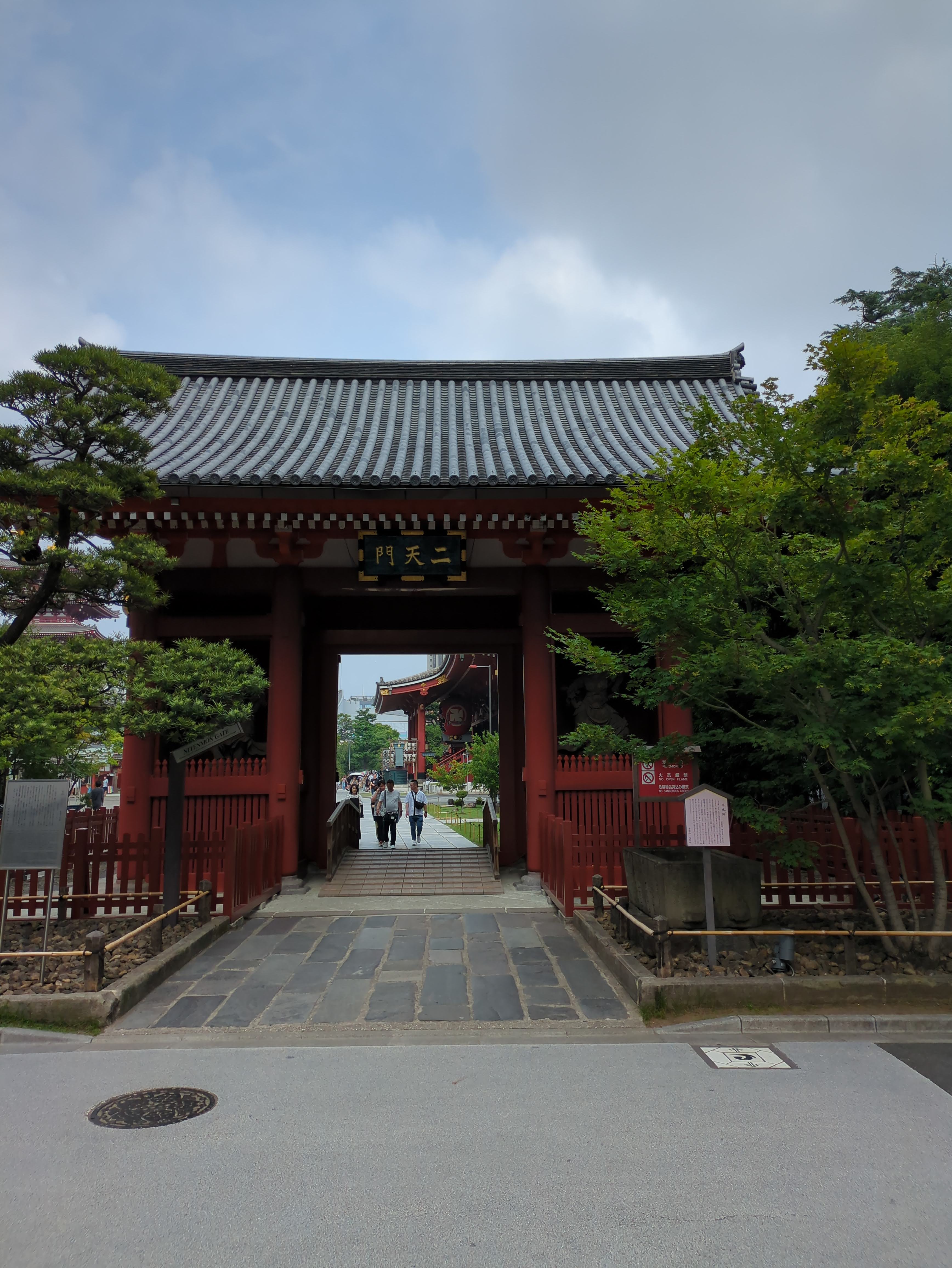 Figure 5: 浅草寺二天门