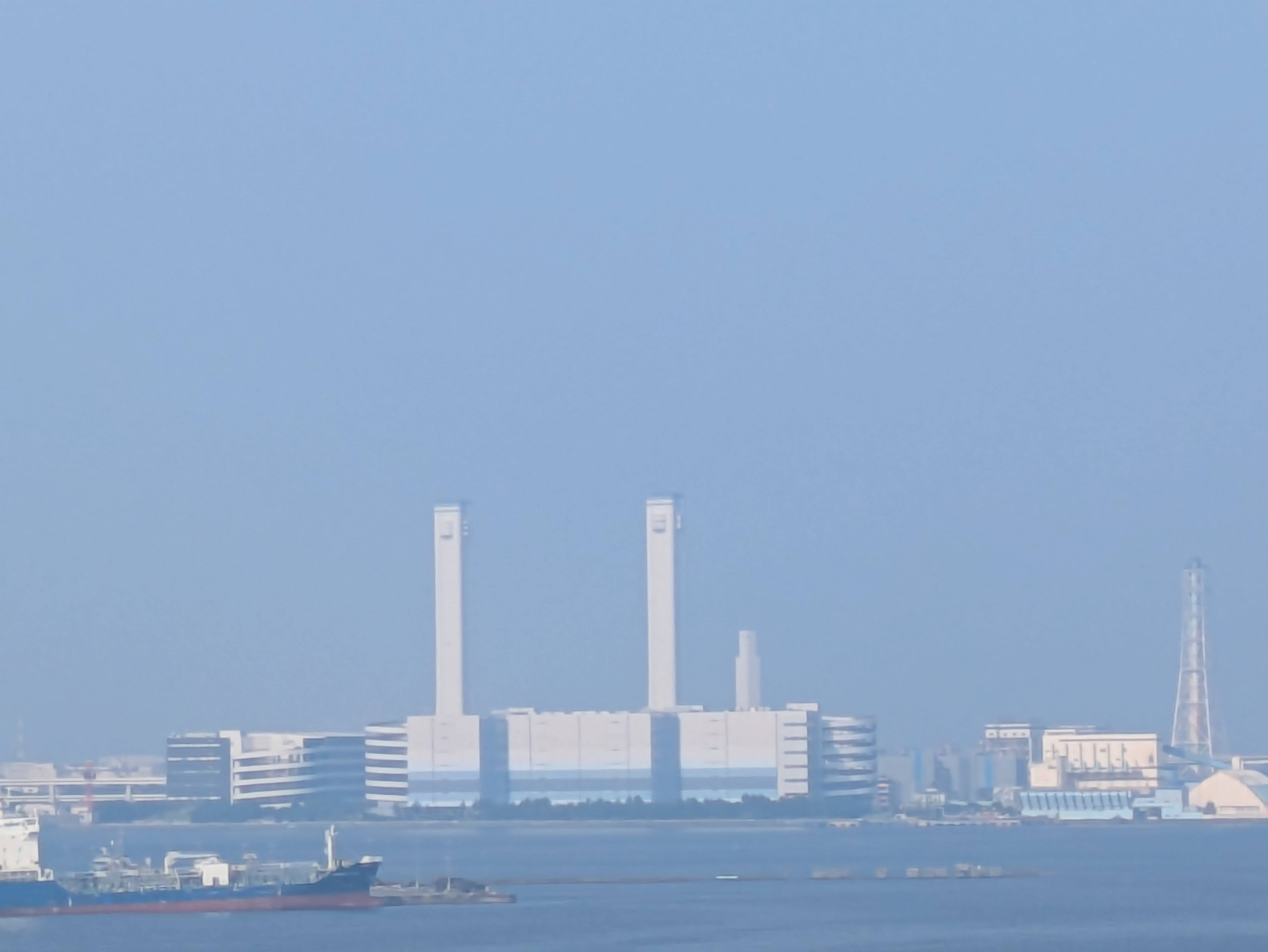 Figure 12: 横滨港口，这两座高楼看起来像长了笑脸的世贸中心